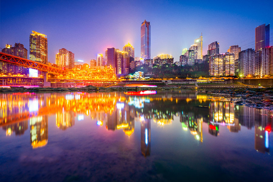 Ciudad de Chongqing cerca del lago.
