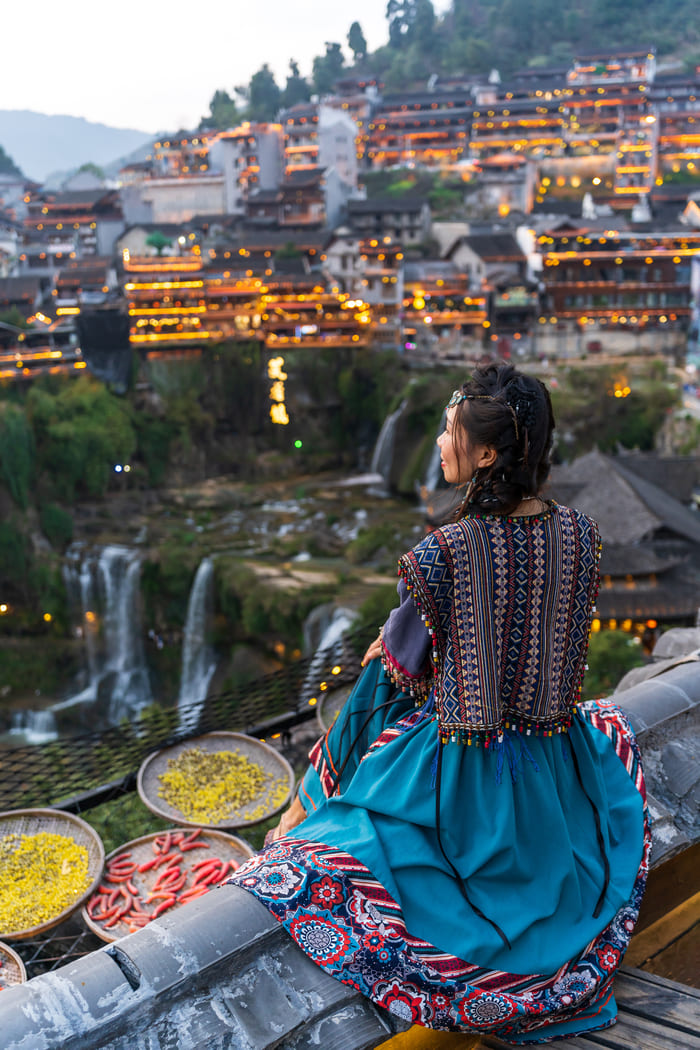 Vista de una mujer hacia la ciudad de Lijiang