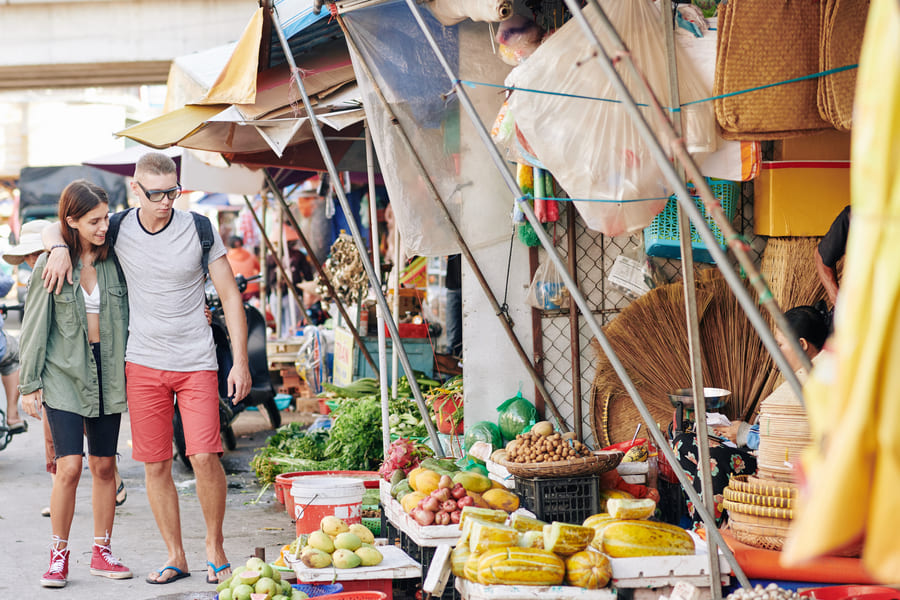 Turistas en el mercado de un lugar de China
