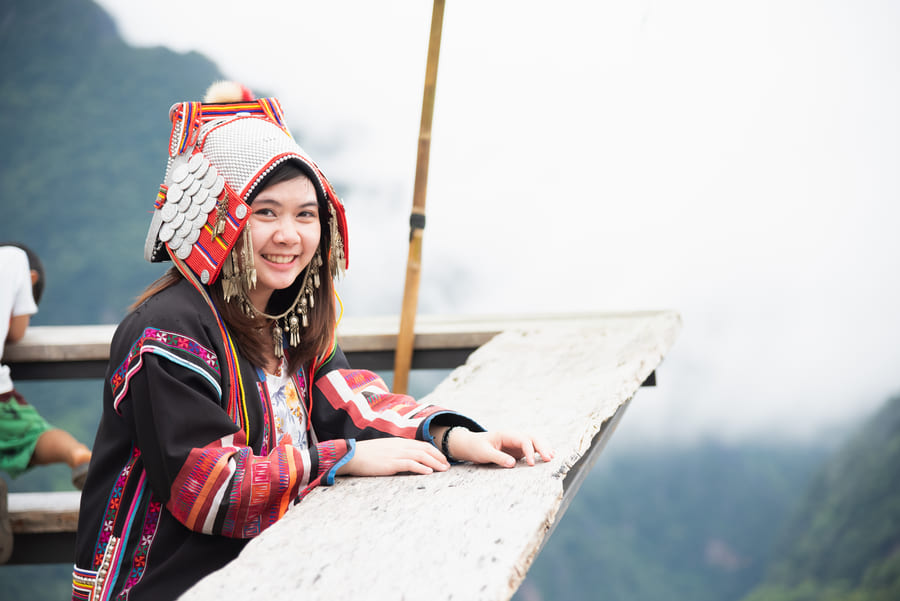 Turista frente a un mirador en Mhong